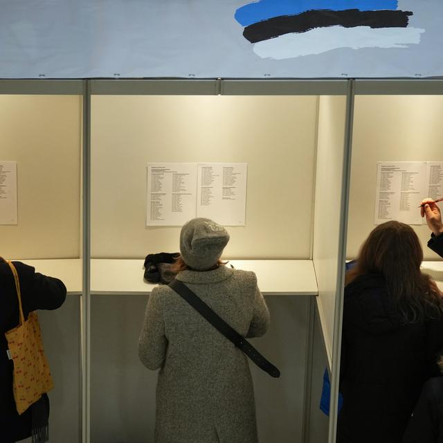 Des Estoniens votent pour les élections parlementaires à Talinn en mars 2023. (image d'illustration) [AP Photo/Keystone - Sergei Grits]
