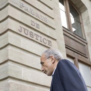 L'islamologue Tariq Ramadan, droite, accompagne de son avocate Yael Hayat, gauche, arrivent au palais de justice pour l'ouverture du proces ou Tariq Ramadan a porte plainte contre un journaliste pour calomnie et diffamation, ce mercredi 19 octobre 2022 a Geneve. [Keystone - Martial Trezzini]