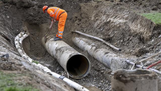 Une importante conduite d'eau s'est rompue dans le parc des Eaux-Vives à Genève. [KEYSTONE - MARTIAL TREZZINI]