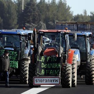 Les agriculteurs bloquent une autoroute au sud de la France. [Keystone]
