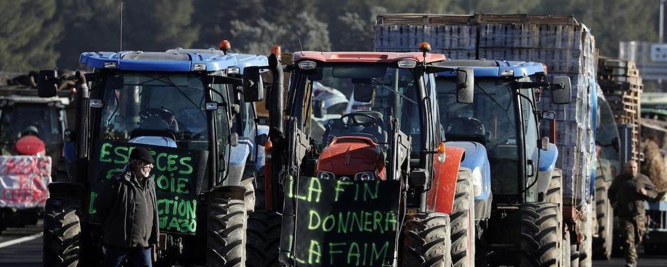 Les agriculteurs bloquent une autoroute au sud de la France. [Keystone]