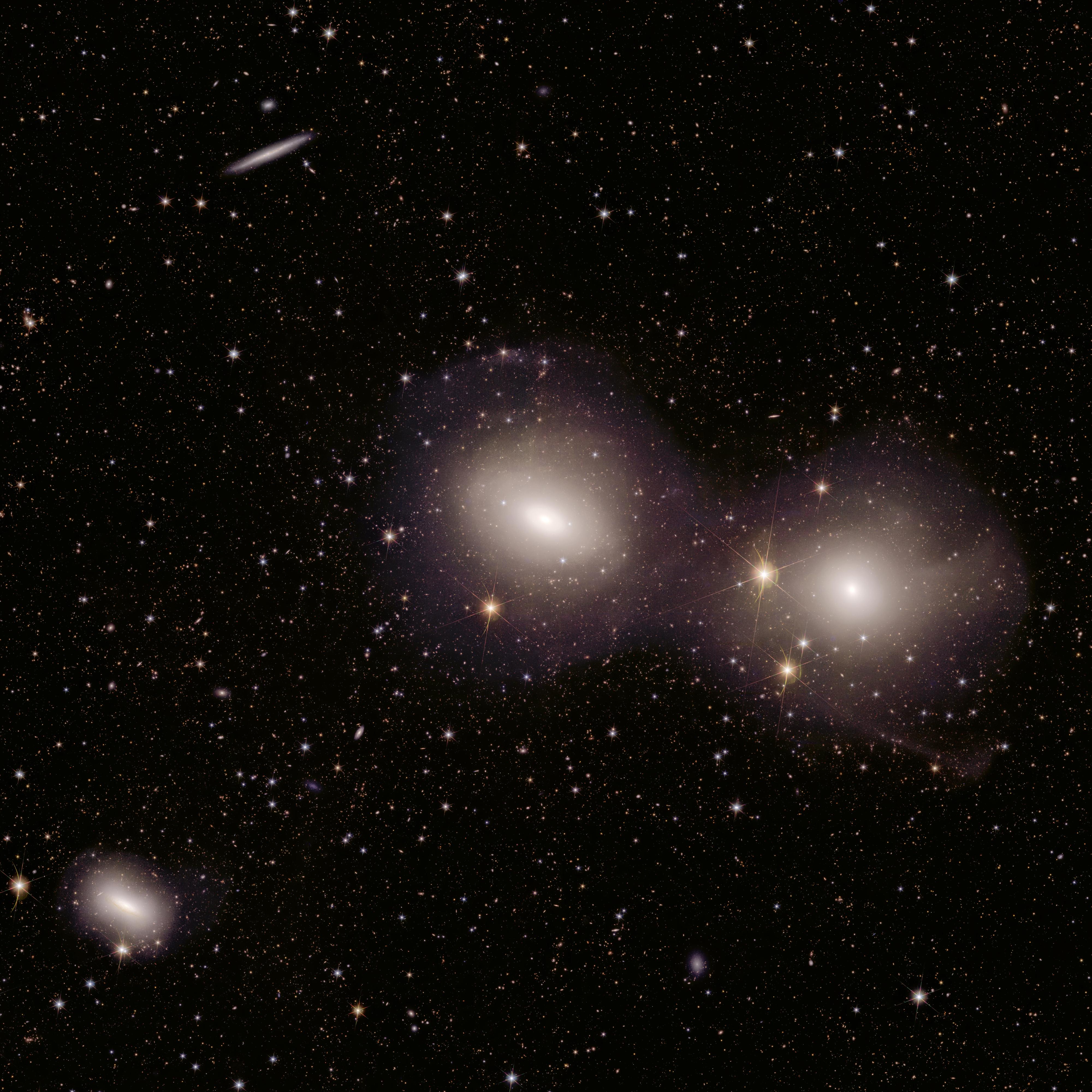 Cette image illustre la polyvalence d'Euclid: un large éventail de galaxies est visible ici, de très brillantes à très faibles. Ici sont capturés des éléments minuscules (amas d'étoiles), plus larges (cœurs de galaxies) et étendus (queues de fusion par marée) en une seule image. Les scientifiques recherchent également des amas d'étoiles éloignés, appelés amas globulaires, afin de retracer leur histoire et leur dynamique galactiques. [ESA/Euclid/Euclid Consortium/NASA - image processing by J.-C. Cuillandre (CEA Paris-Saclay), G. Anselmi; CC BY-SA 3.0 IGO]