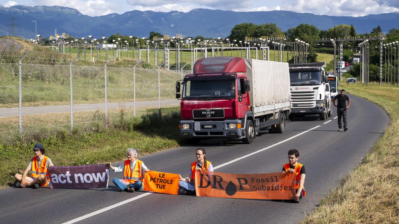 Des activistes du climat ont bloqué l'accès à l'aéroport de Zurich [Keystone - Martial Trezzini]