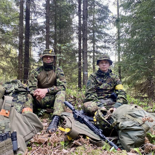 Deux membres du groupe paramilitaire de la ligue estonienne. [RTS]