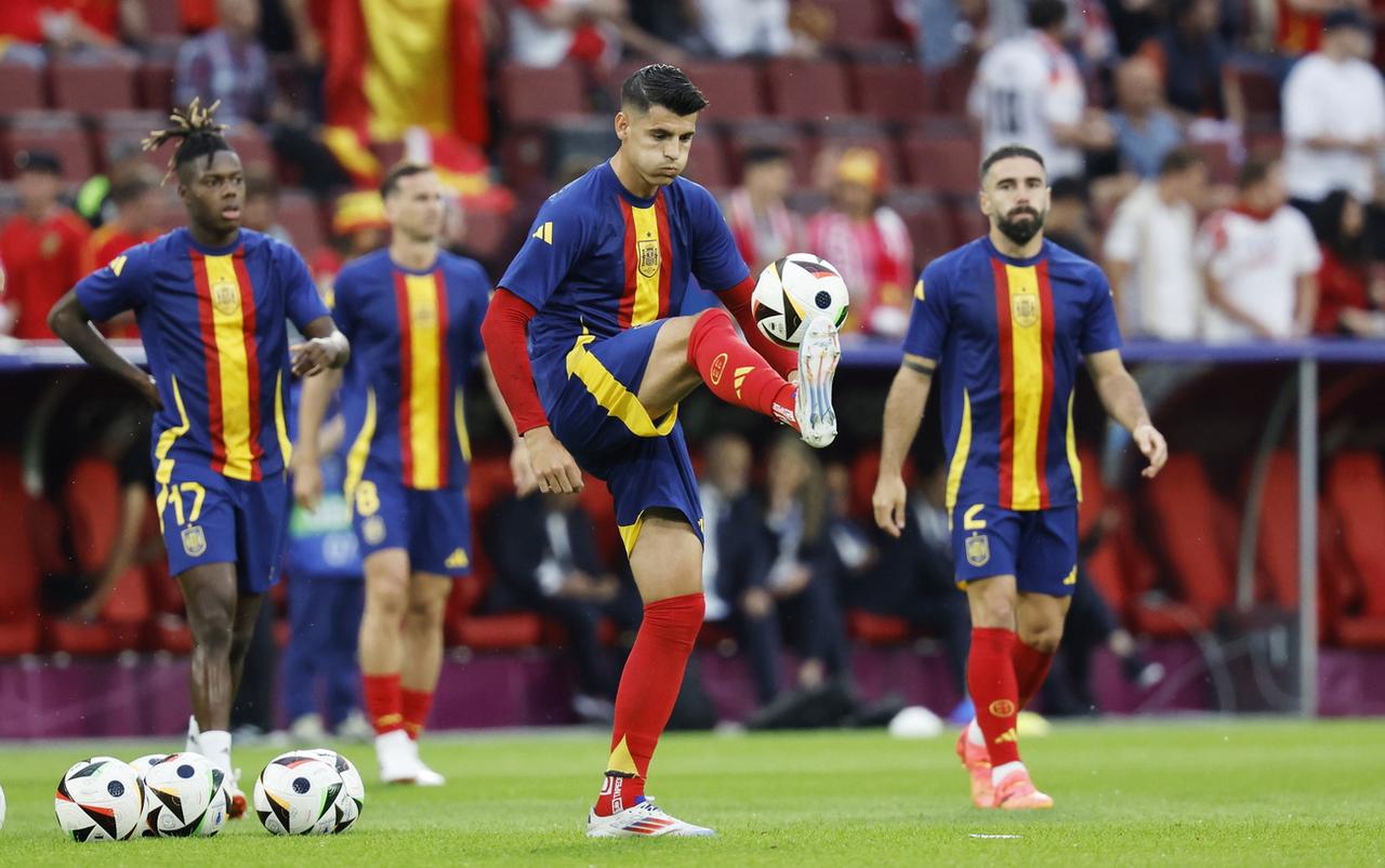 Alvaro Morata (centre) et l'Espagne comptent bien poursuivre leur bel Euro. [KEYSTONE - ROBERT GHEMENT]