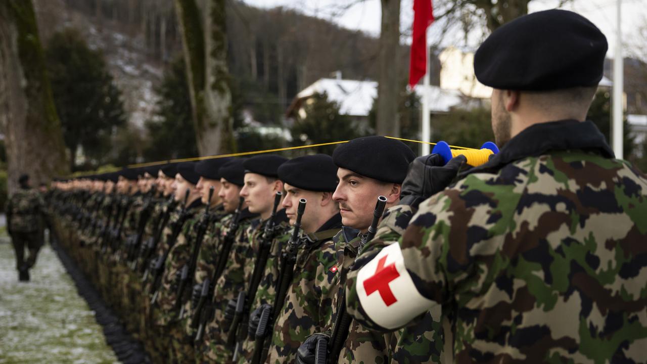 Lundi 15 janvier: des soldats de l'armée suisse se préparent à la cérémonie précédant l'arrivée de la présidente de la Confédération Viola Amherd et du Premier ministre chinois Li Qiang à Kehrsatz, près de Berne. [Keystone - Peter Klaunzer]