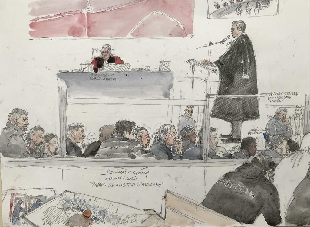 Le président du tribunal Roger Arata (en haut), le procureur Jean-François Mayet (debout) et l'accusé Dominique Pelicot (en bas à droite) ainsi que ses coaccusés, au procès des viols en série de Mazan. Dessin d'audience, Avignon, le 25 novembre 2024. [AFP - BENOIT PEYRUCQ]