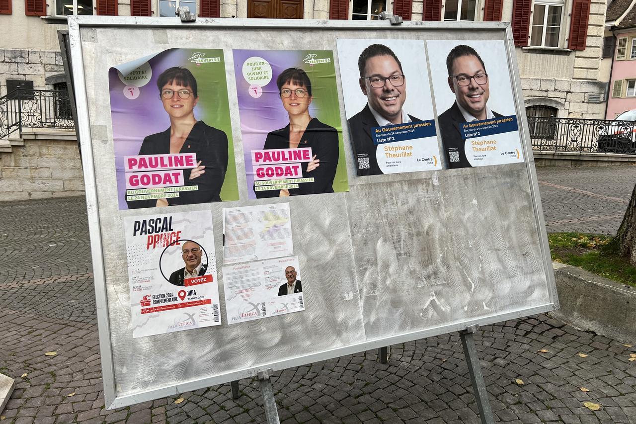 Les affiches de campagne dans le Jura. [RTS - Gaël Klein]