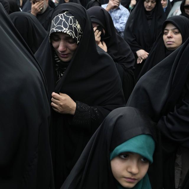 Des femmes et filles voilées à un hommage funèbre au président conservateur défunt Ebrahim Raïssi en Iran. [Keystone/AP Photo - Vahid Salemi]