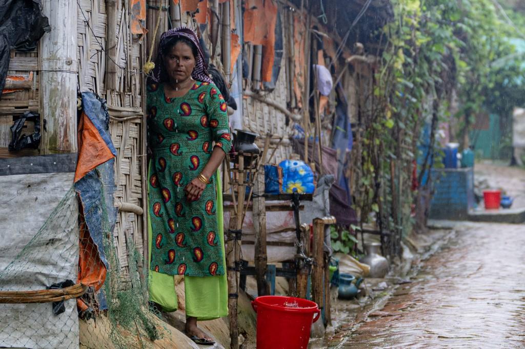 Une femme arakanaise parmi les abris de fortune d'un camp de réfugiés à Cox's Bazar, au Bangladesh. [Anadolu via AFP - MUHAMMED ABDULLAH KURTAR]