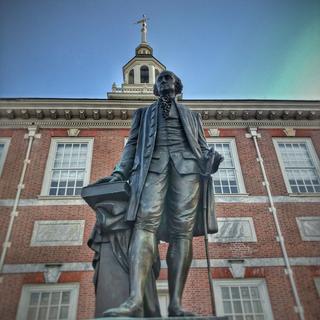 Statue devant le Philadelphia Independence Hall. [Wikipedia Commons - Wade Dunn Jr.]