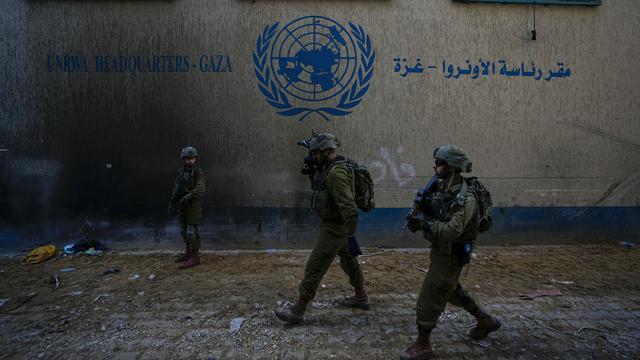 Des soldats israéliens prennent position alors qu'ils entrent dans le siège de l'UNRWA. [KEYSTONE - ARIEL SCHALIT]