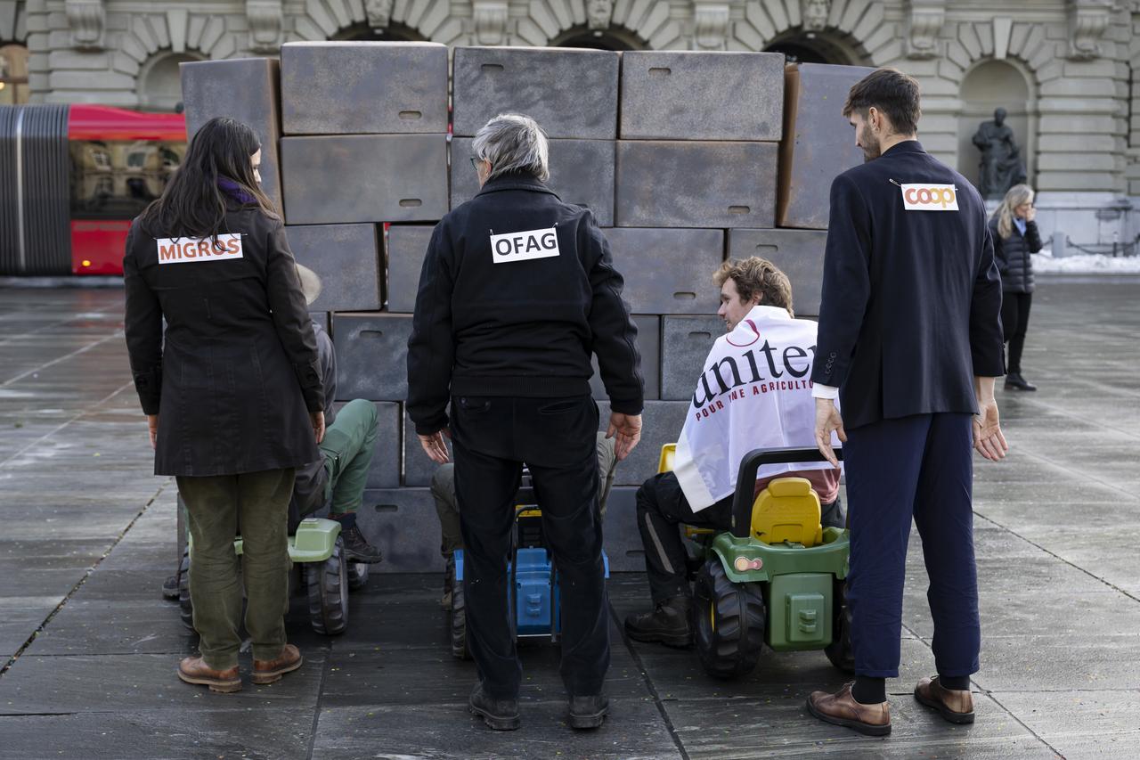 Par une action symbolique sur la Place fédérale mardi, l'organisation paysanne alternative Uniterre a montré que la politique agricole mène les paysans suisses "droit dans le mur". [KEYSTONE - ANTHONY ANEX]