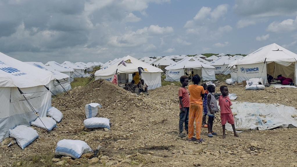 Des enfants soudanais déplacés, rentrés d'Ethiopie, se rassemblent au milieu de tentes, dans un camp géré par le HCR, dans la ville frontalière de Gallabat. Soudan, le 4 septembre 2024. [AFP]