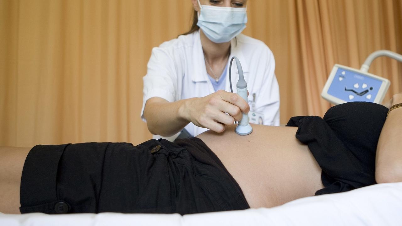 Une femme enceinte lors d'une échographie au CHUV (image d'illustration). [Keystone - Jean-Christophe Bott]
