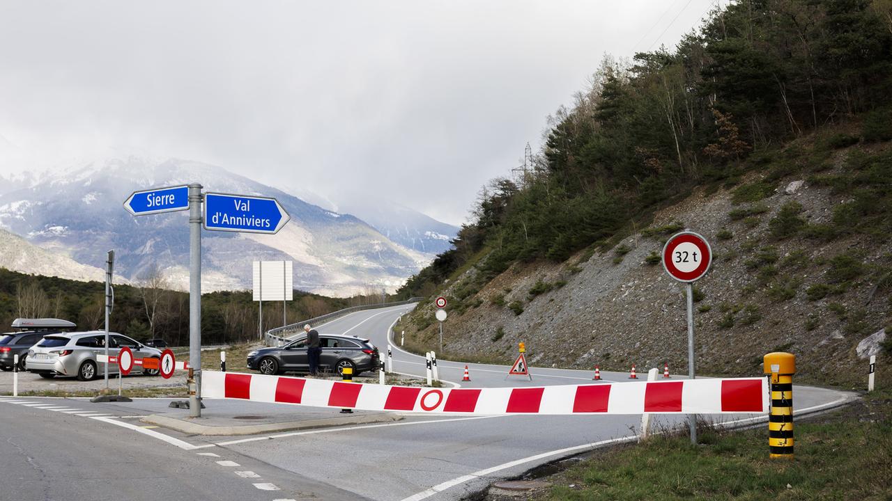 La route cantonale de Sierre à Vissoie a été fermée après un éboulement dans la nuit du 23 au 24 mars. [Keystone - Salvatore Di Nolfi]