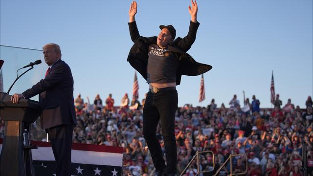 Elon Musk saute sur la scène alors que le candidat républicain à l'élection présidentielle, l'ancien président Donald Trump, prend la parole lors d'un meeting de campagne au Butler Farm Show, le samedi 5 octobre 2024, à Butler, dans l'État de Pennsylvanie. [KEYSTONE - EVAN VUCCI]