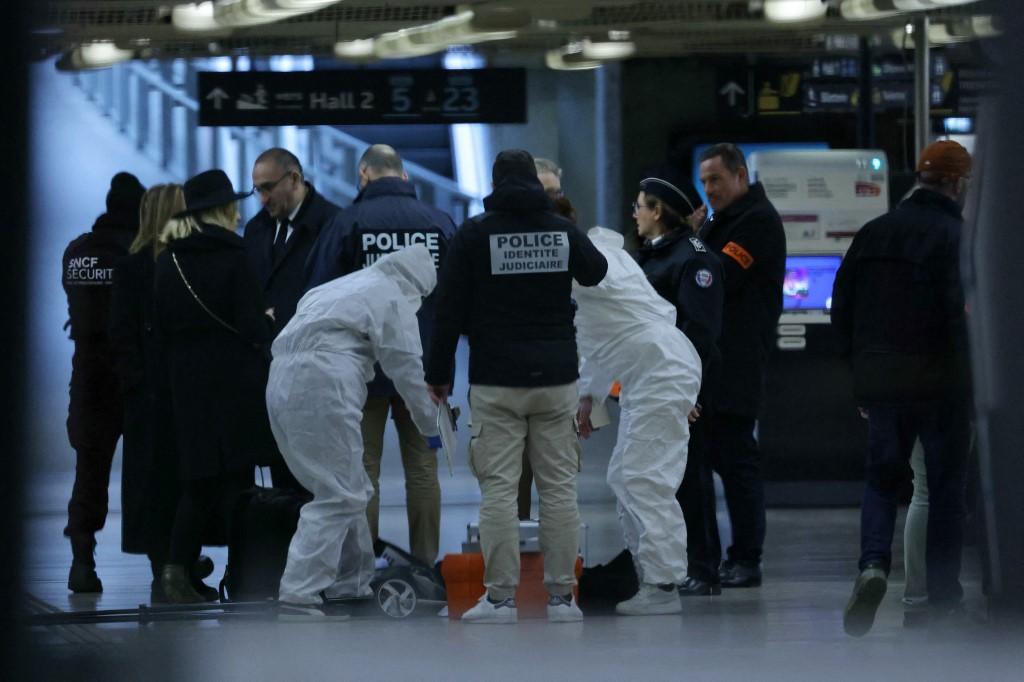 La police scientifique et la police judiciaire françaises sur les lieux de l'attaque à l'arme blanche qui a fait un blessé grave et deux blessés légers samedi à la gare de Lyon à Paris. [AFP - THOMAS SAMSON]