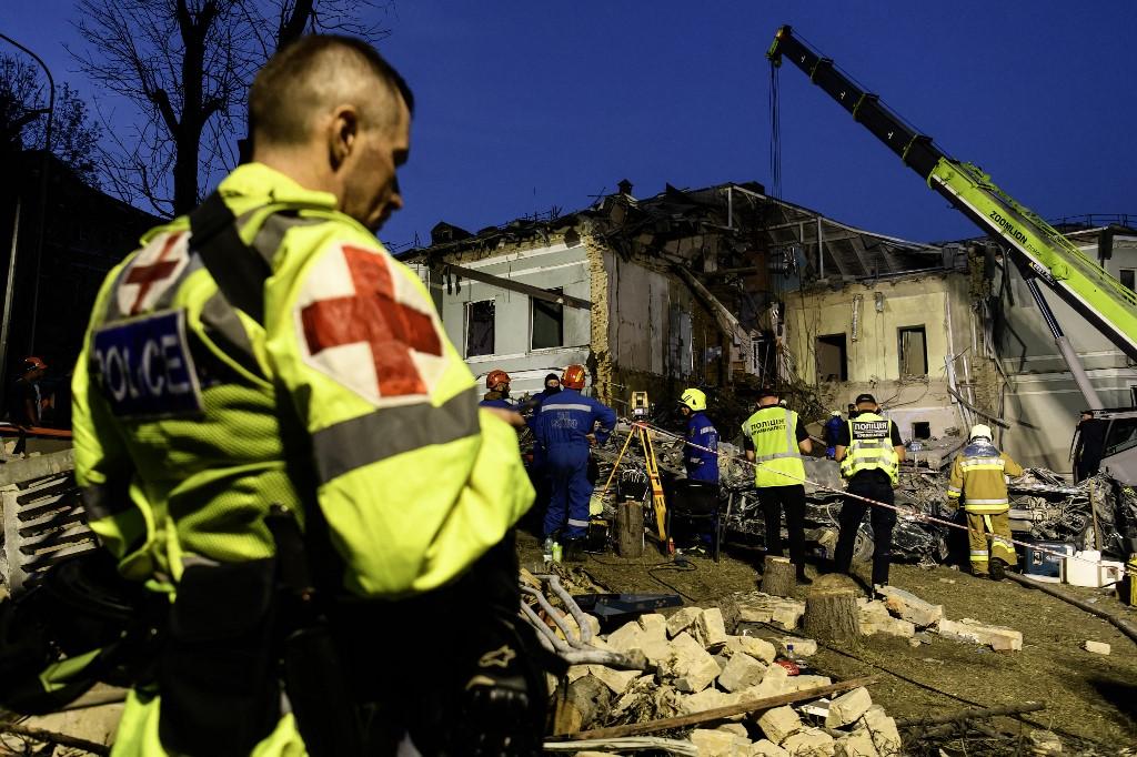 Des secouristes sur les lieux de la frappes à Kiev. [NurPhoto via AFP - MAXYM MARUSENKO]