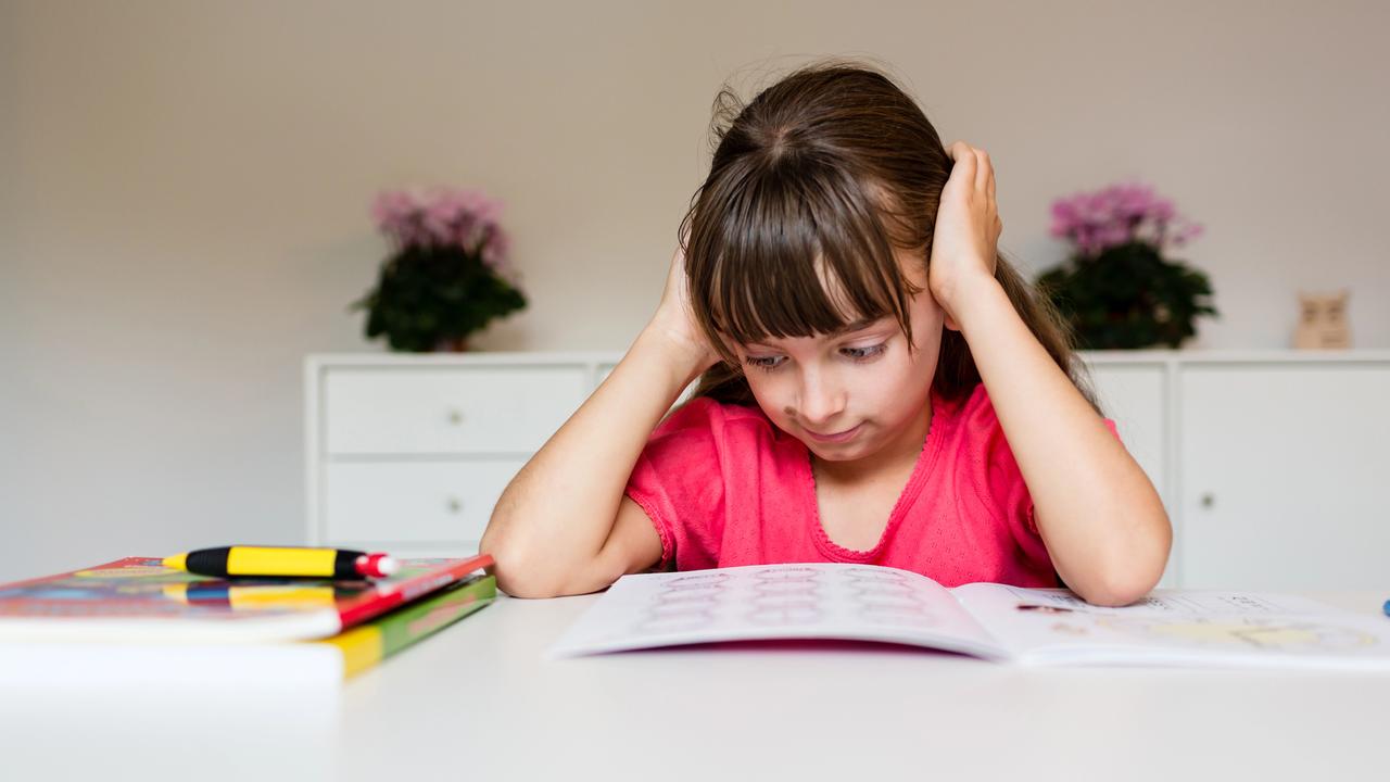 Une petite fille a du mal avec ses devoirs. [Depositphotos - Bigandt]