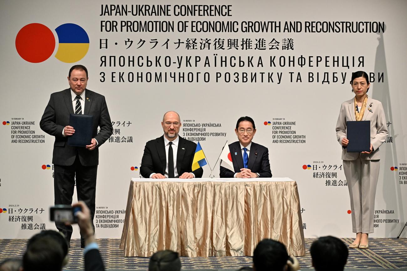 Le Premier ministre ukrainien entend convaincre le Japon d'investir dans le "miracle économique" de la reconstruction de son pays après la guerre. [KEYSTONE - KAZUHIRO NOGI / POOL]