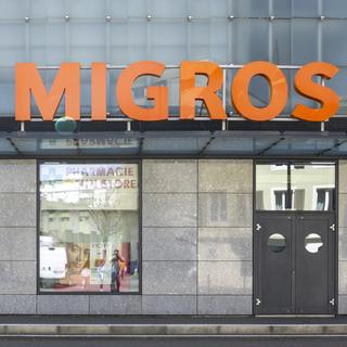 Migros annonce plus de 400 suppressions de postes et des fermetures de filiales en Suisse. [Keystone - Georgios Kefalas]