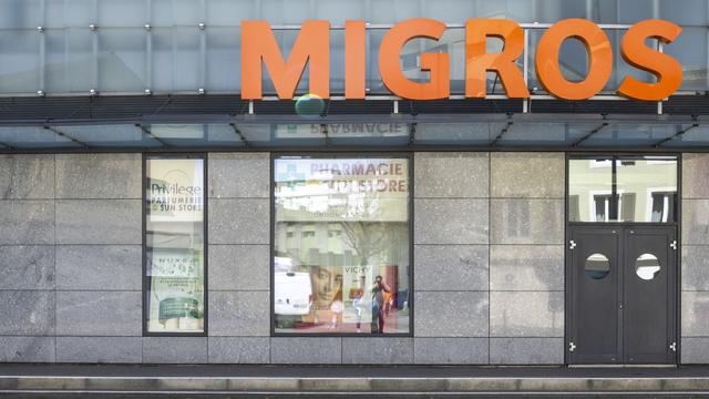 Migros annonce plus de 400 suppressions de postes et des fermetures de filiales en Suisse. [Keystone - Georgios Kefalas]