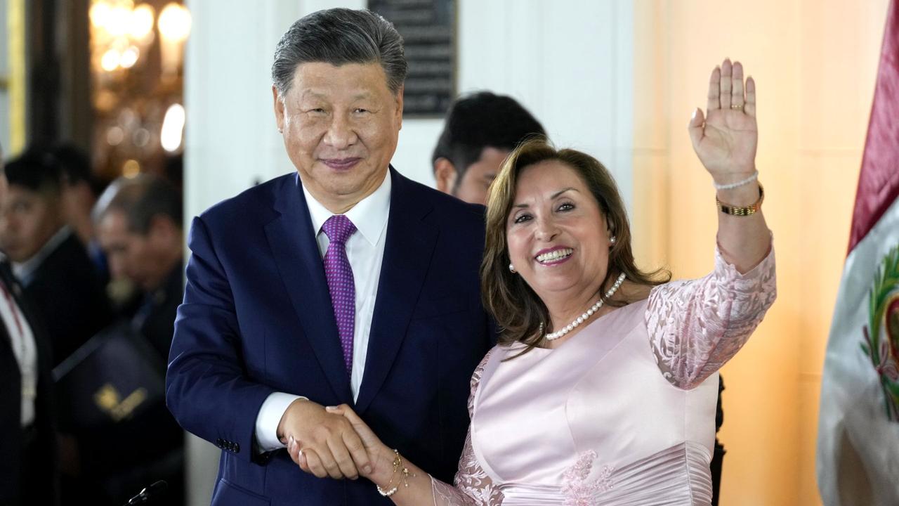 La présidente péruvienne Dina Boluarte, à droite, et le président chinois Xi Jinping se serrent la main après une cérémonie d'inauguration virtuelle d'un port financé par la Chine dans la ville de Chancay, au palais du gouvernement à Lima, au Pérou, le jeudi 14 novembre 2024. [Keystone - AP Photo/Fernando Vergara]