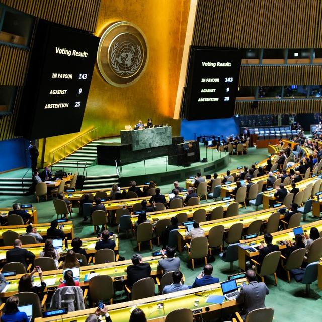 Les résultats du vote sur la résolution demandant au Conseil de sécurité de l'ONU de reconsidérer et de soutenir l'adhésion à part entière de la Palestine aux Nations unies sont affichés lors d'une session spéciale de l'Assemblée générale de l'ONU, à New York. [AFP - CHARLY TRIBALLEAU]