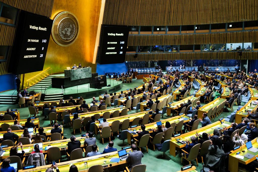 Les résultats du vote sur la résolution demandant au Conseil de sécurité de l'ONU de reconsidérer et de soutenir l'adhésion à part entière de la Palestine aux Nations unies sont affichés lors d'une session spéciale de l'Assemblée générale de l'ONU, à New York. [AFP - CHARLY TRIBALLEAU]