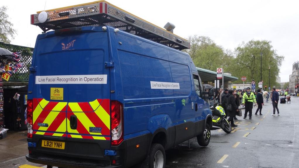 La police de Londres utilise des minibus équipés de caméras de reconnaissance faciale. [AFP - Will Edwards]