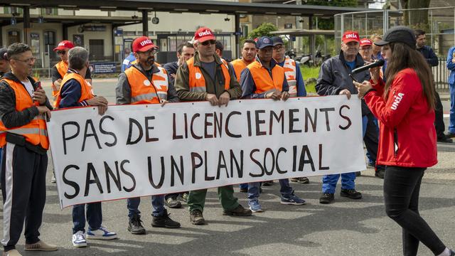 Les salariés de l'entreprise Vetropack manifestent sur le site de la verrerie le 24 mai 2024 à St-Prex (VD). [KEYSTONE - MARTIAL TREZZINI]