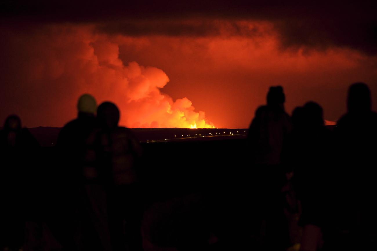 Nouvelle éruption volcanique au sud-ouest de Reykjavik. [Keystone - Anton Brink]