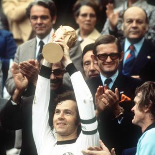 Beckenbauer soulevant la Coupe du monde en 1974. [Hartmut Reeh]