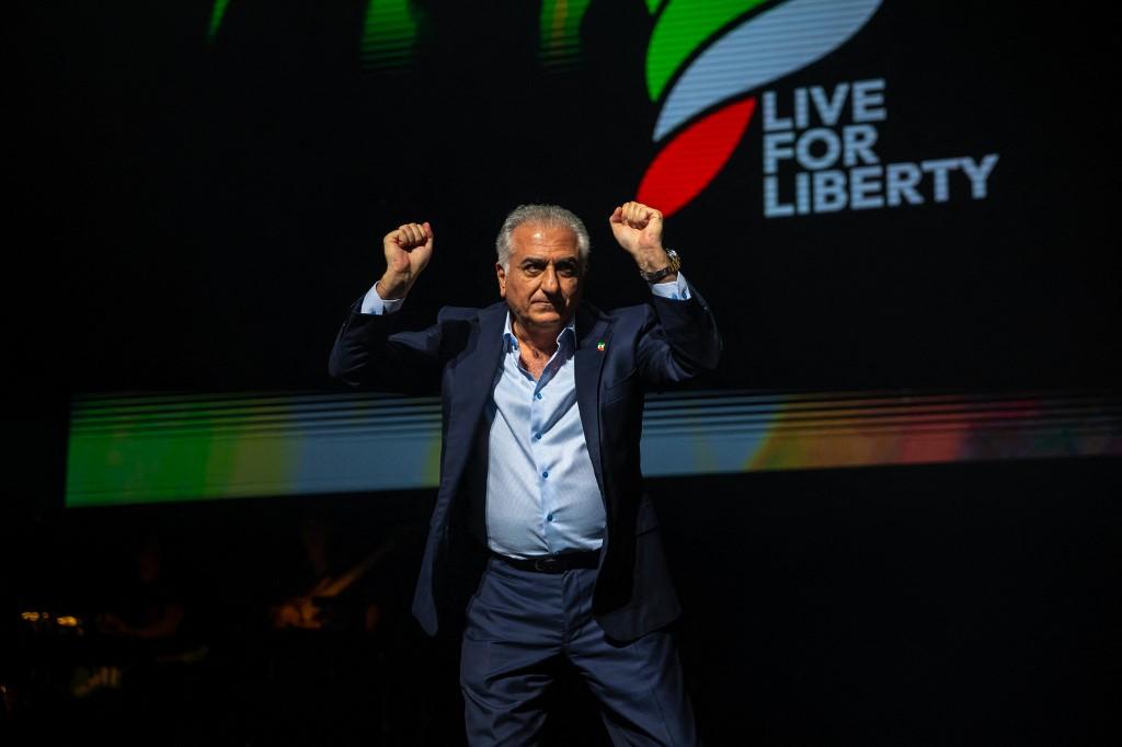 Reza Pahlavi, fils aîné du dernier Shah d'Iran, lors d'un discours à Los Angeles en faveur du mouvement "Femmes, Vie, Liberté" en Iran, le 11 juin 2023. [MIDDLE EAST IMAGE/AFP - DAVID PASHAEE]