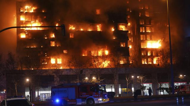 Un incendie ravage un immeuble à Valence, faisant sept blessés. [Keystone - AP Photo/Alberto Saiz]