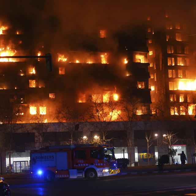 Un incendie ravage un immeuble à Valence, faisant sept blessés. [Keystone - AP Photo/Alberto Saiz]