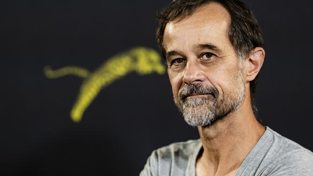 Le réalisateur suisse Claude Barras présente son film "Sauvages" au Festival international du film de Locarno le 13 août 2024. [Keystone - Jean-Christophe Bott]