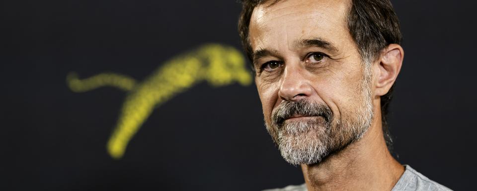 Le réalisateur suisse Claude Barras présente son film "Sauvages" au Festival international du film de Locarno le 13 août 2024. [Keystone - Jean-Christophe Bott]