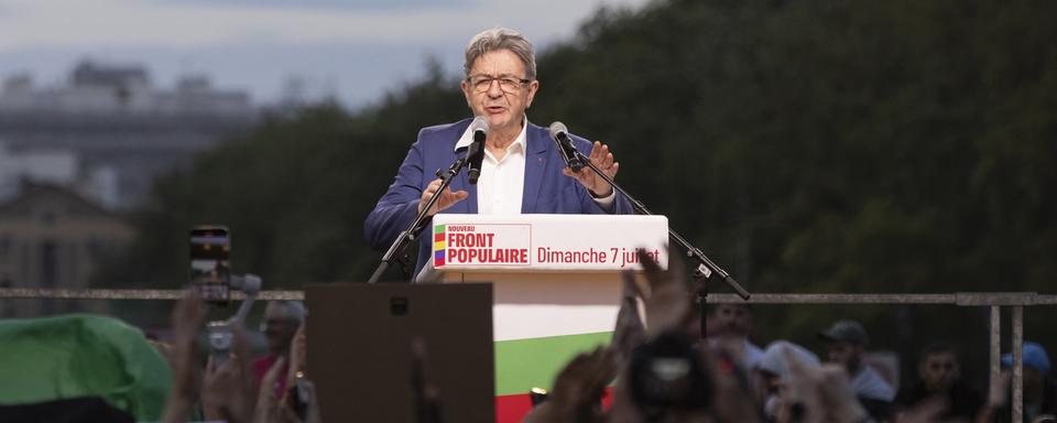 Jean-Luc Mélenchon a pris la parole après la victoire du Nouveau Front populaire. [EPA/Keystone - André Pain]