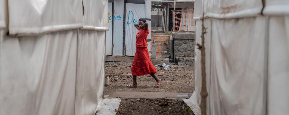 Une femme dans un centre médical de la République démocratique du Congo contre l'épidémie de mpox. [Keystone/EPA - Moise Kasereka]