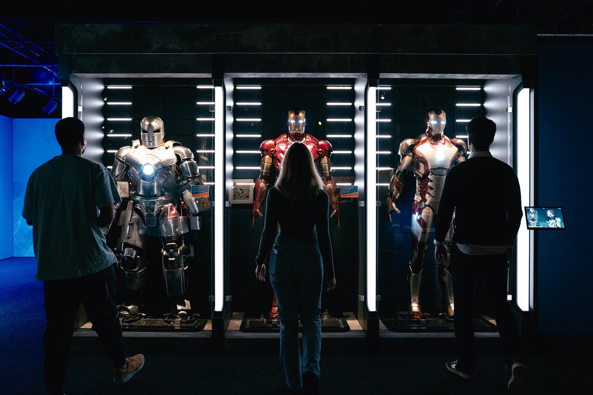 Les différents costumes d'Iron Man dans l'exposition Marvel à la Messe de Bâle. [DR/Contract Media AG/Marvel]