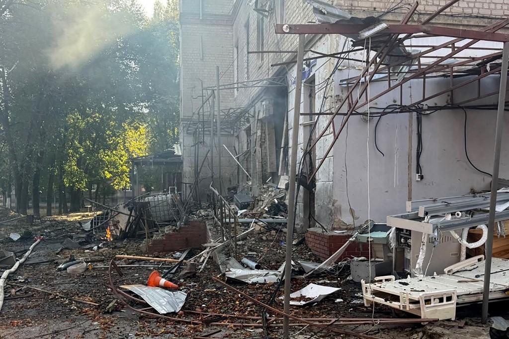 Cette photo prise et diffusée par la police nationale ukrainienne montre un bâtiment hospitalier endommagé à la suite d'une attaque au missile à Soumy. [AFP / NATIONAL POLICE OF UKRAINE - SERGEI GAPON]