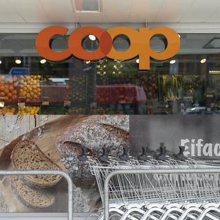 L'entrée d'un magasin Coop. [Keystone - Christian Beutler]