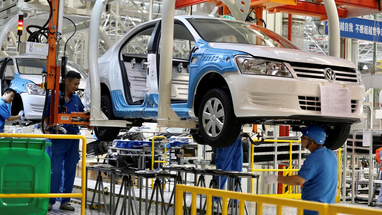 Des employés travaillent à l'assemblage de véhicules dans une usine Volkswagen à Urumqi, dans la région autonome ouïgoure du Xinjiang, en Chine, le 4 septembre 2018. [Reuters - China Daily]