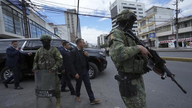 Le président équatorien Daniel Noboa a déclaré ne pas vouloir "discuter" avec les gangs qui contrôlent la vente de la drogue dans le pays en les considérant comme "terroristes". [Keystone/AP Photo - Dolores Ochoa]