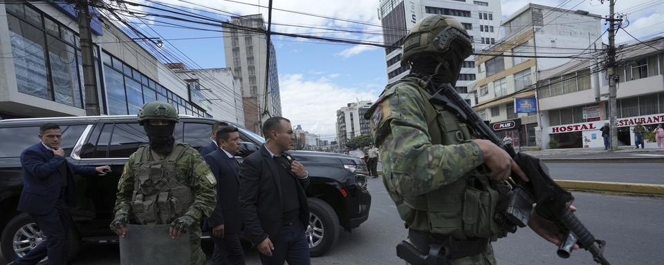 Le président équatorien Daniel Noboa a déclaré ne pas vouloir "discuter" avec les gangs qui contrôlent la vente de la drogue dans le pays en les considérant comme "terroristes". [Keystone/AP Photo - Dolores Ochoa]