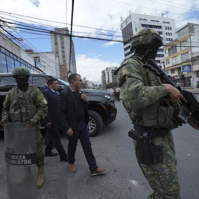 Le président équatorien Daniel Noboa a déclaré ne pas vouloir "discuter" avec les gangs qui contrôlent la vente de la drogue dans le pays en les considérant comme "terroristes". [Keystone/AP Photo - Dolores Ochoa]