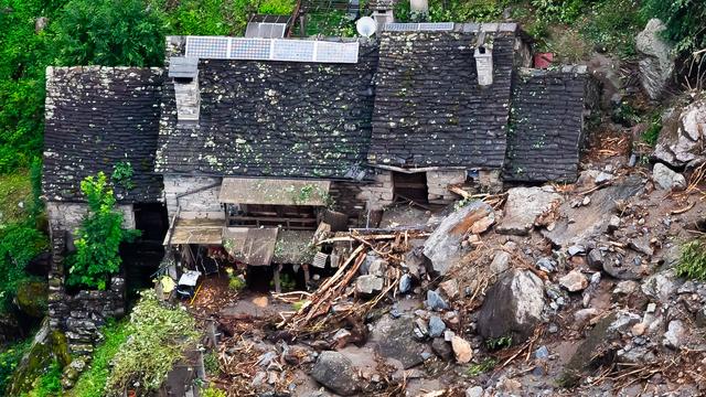 Photo prise depuis un hélicoptère de maisons détruites à Fontana, dans le Val Maggia (TI), le dimanche 30 juin 2024. [KEYSTONE - SAMUEL GOLAY]