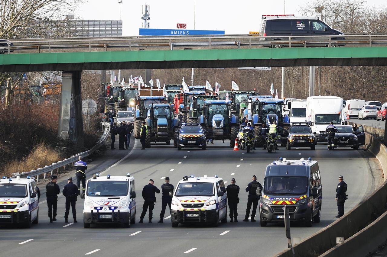 Des agriculteurs se sont regroupés sur l'autoroute A15 près d'Argenteuil, au nord de Paris, le lundi 29 janvier 2024. [Keystone - Yoan Valat/EPA]